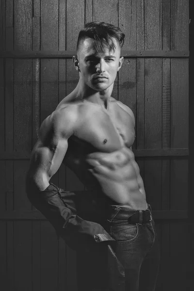 Männer heilen Körperpflege. Mann im Hemd mit muskulösem Oberkörper — Stockfoto