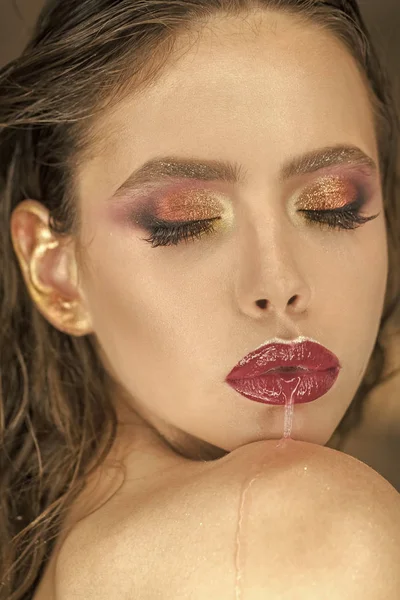 Jeune femme mignonne avec rouge à lèvres rose et gouttes d'eau sur ses lèvres — Photo