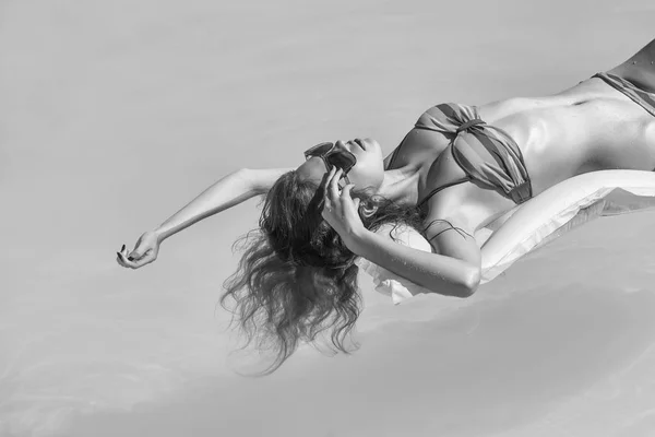수영장에서 태닝 하는 젊은 여자 — 스톡 사진