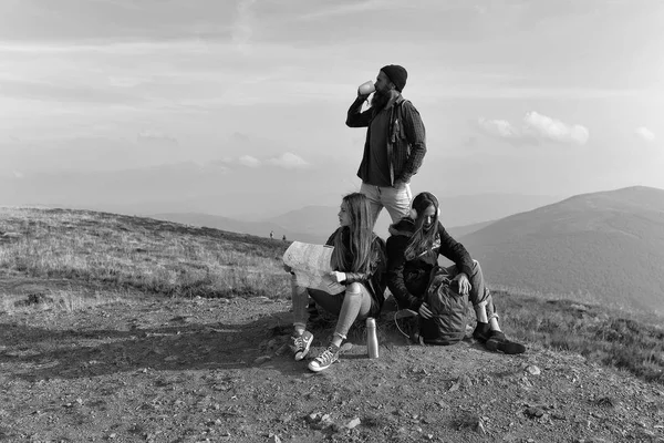 People on mountain top — Stock Photo, Image