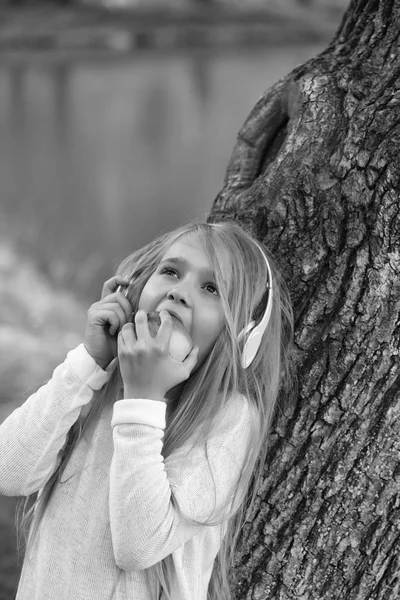Маленька дівчинка в музичному слуховому апараті — стокове фото