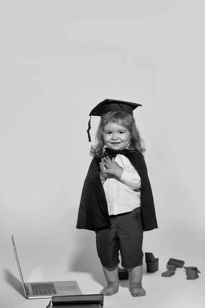 Menino educação com blocos de madeira isolados — Fotografia de Stock