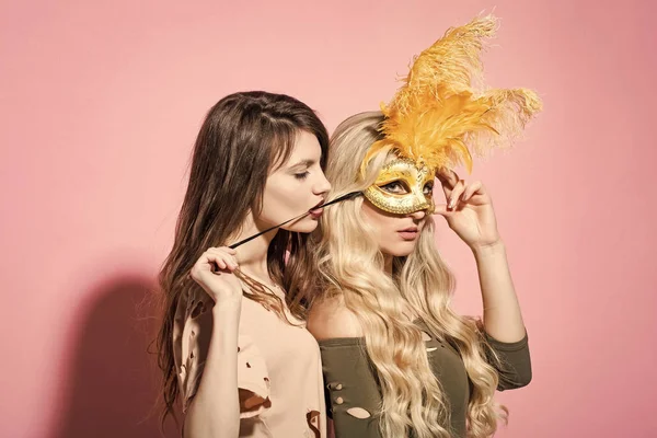 Donna mettere maschera d'oro sul viso fidanzata — Foto Stock