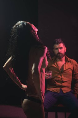 Aşk, ilişkiler, aşk, kalça çift. Adam içki viski, çıplak kadın, Sevgililer günü. Seks oyunları, arzu, Orgazm, ön sevişme. Telekız, aile çift, Masaj. Seksi vücut aşık çift, sakin ol.