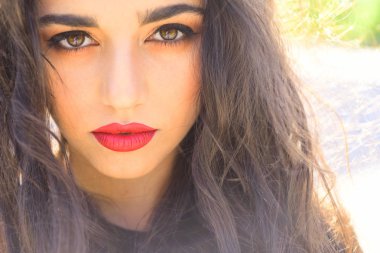 Seksi esmer doğal zemin üzerine tam kırmızı dudaklı. Kadın, açık havada, güzellik ve kozmetik kavramı poz mükemmel modaya uygun makyaj.