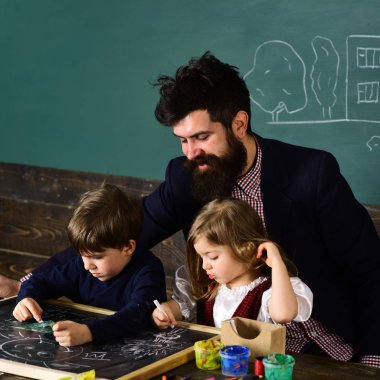 Sakin ol ve çekmek ve tutmak mümkün olacak daha fazla öğrenci çok. Evde öğreniyor. Üniversitesi Eğitim ve sınıf bir kitap okuma arkadaşlar eğitimi.