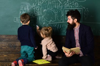 Öğretmen çocuğunuzun aynı yaşta çocuk eğitimi deneyimi ile bak. Öğretmen okulda onun küçük öğrenci ile çizim çizim şirin küçük çocuk.