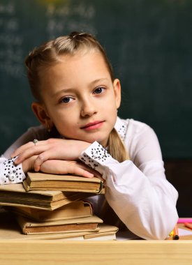 Öğrenci - öğretmen ile dizüstü bilgisayar kullanarak sınıf güzel sarışın öğretmen ile ders dersleri alarak. İlköğretim Okulu - mutlu onun masasında Not Defteri'nde yazma öğrenci, eğitim.