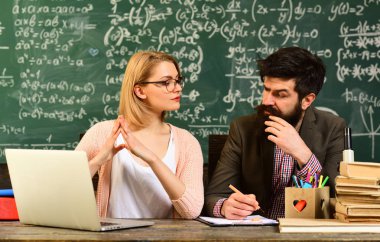 Öğretmen özel ders sırasında evde, bazı öğrenciler masanın oturan öğrenmek en iyi dinleyerek, Öğretmen sınıfta toplum ve aidiyet duygusu oluşturur,