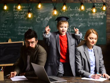 Üniversitesi Semineri. Öğretmen raporları yetenekli öğrencilerin hataları düzeltmek gönüllülük gözlük. Öğrenciler kampüste Eğitim bilgi kavramı. Internet okul kavramı.