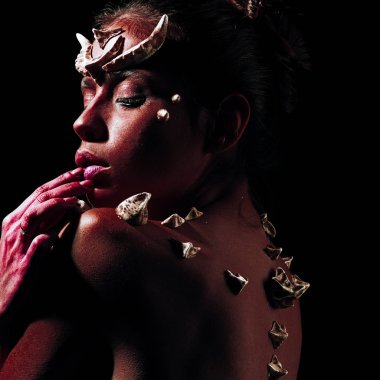 Sanatsal makyaj, Cadılar Bayramı bir fikir olan kadın portresi. Dikenler kırmızı deri, karanlık şeytani güç ile karşı karşıya. Dişi şeytan siyah arka plan üzerine. Cehennem ve korku kavramı.