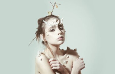 Beyaz arka plan üzerinde fantezi kavramı izole doğa veya orman perisi ruhu. Cilt üzerinde yükselmesi ve kafasında boynuz ile ihale yaratık. Çevre sorunlarına dikkat sürükleme.