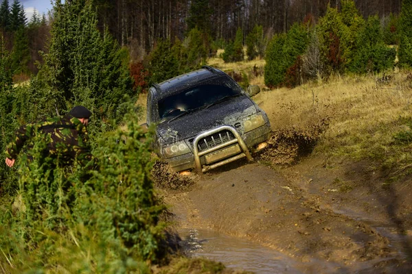 Wettbewerb Energie Und Motorsportkonzept Autorennen Herbstwald Geländewagen Oder Geländewagen Überwinden — Stockfoto