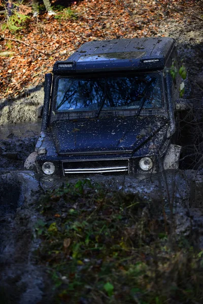 Concept Divertissement Extrême Suv Recouvert Boue Coincée Dans Flaque Eau — Photo