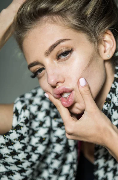 Portret Van Blonde Vrouw Dragen Zwarte Witte Jas Geïsoleerd Een — Stockfoto