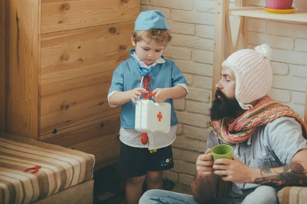 Enfant Père Jouent Hôpital Maison Concept Éducation Médicale Patient Écoutant — Photo