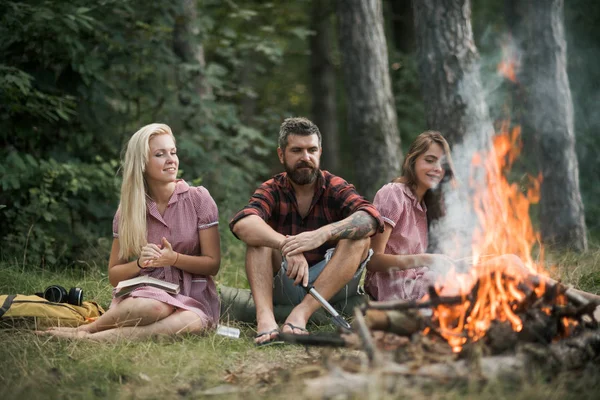 Ler Vänner Njuter Sista Sommardagar Utomhus Glada Ungdomar Sitter Runt — Stockfoto