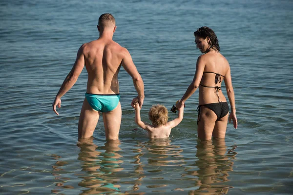 海のお風呂の時間を楽しむ子供とカップルの水します — ストック写真