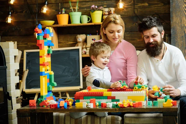 Piękny Rodzinny Pokoju Zabaw Mama Dziecko Grając Samochodów Wyścig Śledzić — Zdjęcie stockowe