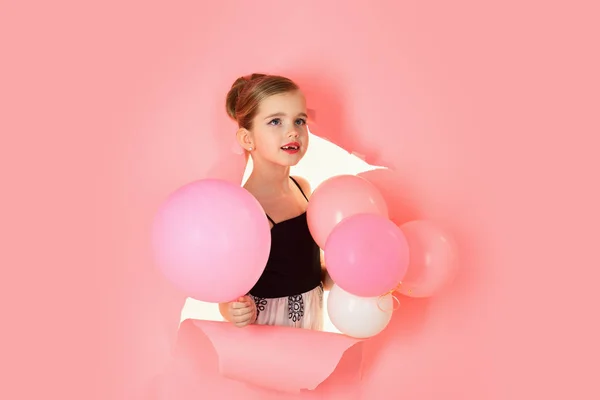 Güzellik Moda Punchy Pastel Güzellik Stüdyosu Ile Mutlu Küçük Kız — Stok fotoğraf