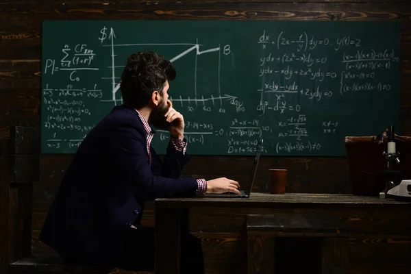 Hipster Está Resolviendo Examen Matemáticas Vuelta Escuela Maestro Les Permite —  Fotos de Stock