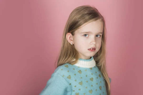 Menina Com Cabelo Comprido Cabeleireiro Skincare Estilo Casual Ganga Menina — Fotografia de Stock