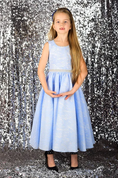 Menina Criança Vestido Glamour Elegante Elegância Criança Com Cabelos Longos — Fotografia de Stock