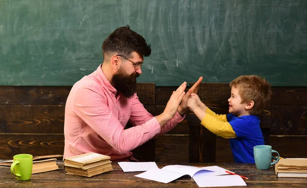 Gute Lehrer Suchen Engagierte Schüler Glückliches Kind Lernt Moderne Lehrer — Stockfoto