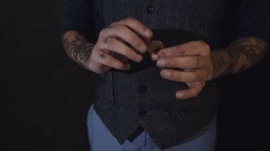 büyü, performans, sirk, casino ve gösteri kavramı - casino satıcı bir sikke tutarak. Sihirbaz bir sikke ile hüner gösterir. El çabukluğu. Manipülasyon ile'den aksesuarlar