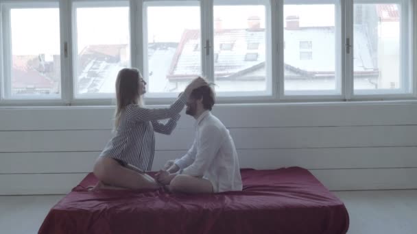 Láska, Valentýn, svátky a štěstí koncepce - šťastný pár v posteli. Romantický pár v posteli je intimní. — Stock video