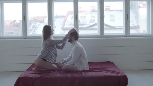 Amour, Saint Valentin, vacances et concept de bonheur - couple heureux au lit. Couple romantique au lit étant intime . — Video