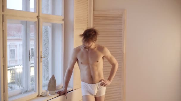 Mann zu Hause. großer Morgen des Mannes. Mann am Morgen — Stockvideo