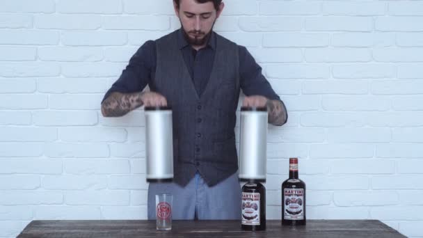 Man showing tricks with Bottle. Man showing tricks with Bottle. magician, botlle tricks — Stock Video