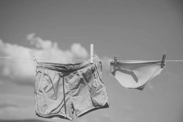 Pralnia, oczyścić z krótkim i spodnie na clothespin i bielizny — Zdjęcie stockowe