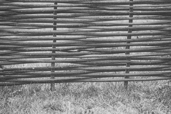 Recinzione di ramoscelli di legno su erba verde — Foto Stock