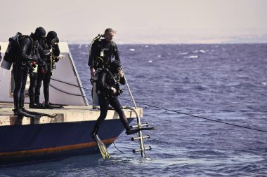 Mavi deniz suyu Mısır'daki tekne dalgıçlar atlamak