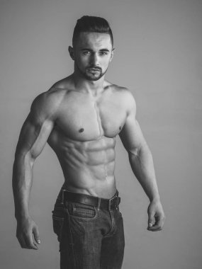 Erkek Bakım iyileştiriyor. Adam kas vücut ve gövde