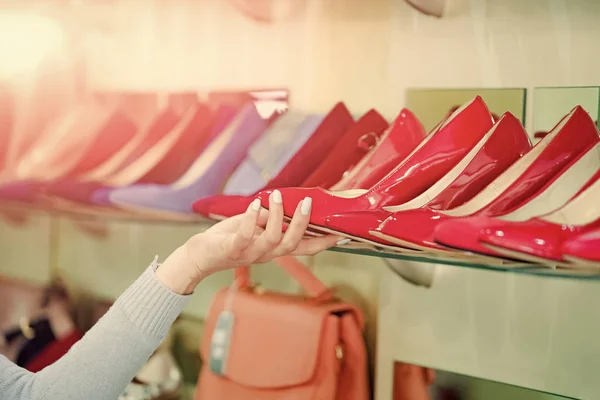 Mode kvinna sko från röd och blå läder i hand — Stockfoto