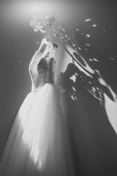婚纱礼服挂在美丽的灯 — 图库照片