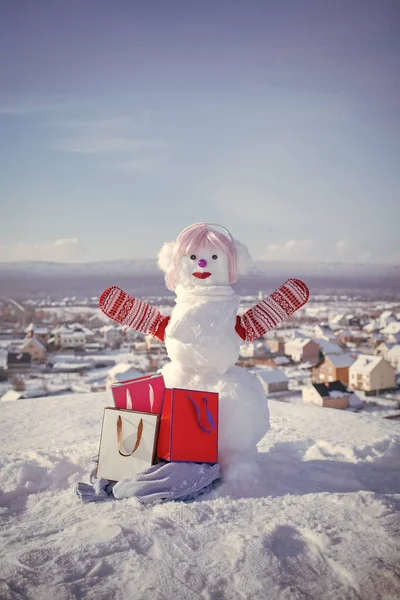 Nowy rok bałwana z białym śniegu z torbą na zakupy. — Zdjęcie stockowe