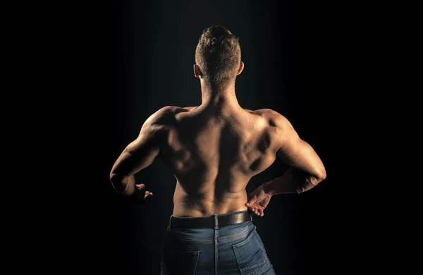 Άντρας bodybuilder με μυϊκή κορμού πίσω — Φωτογραφία Αρχείου