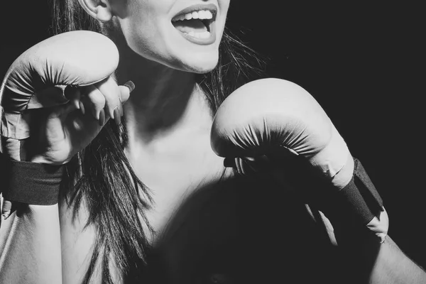 Entrenamiento de boxeador chica sexy sobre fondo negro . — Foto de Stock