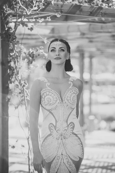 Ρομαντική απόδραση γλυκό ημέρας και πολυτελή κορίτσι. Γυναίκα με μακιγιάζ μόδας σε άσπρο γαμήλιο φόρεμα — Φωτογραφία Αρχείου