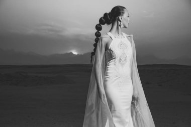 kadın gelinlik ve peçe