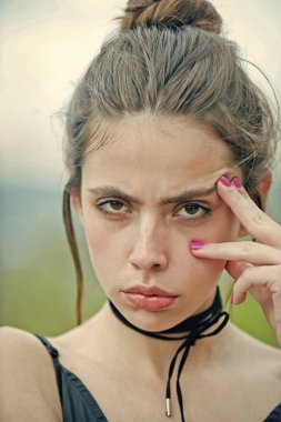 Düşünme yüz kızla poz doğal ortamda