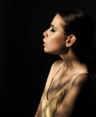 Kız yüz profili ile kapalı gözler