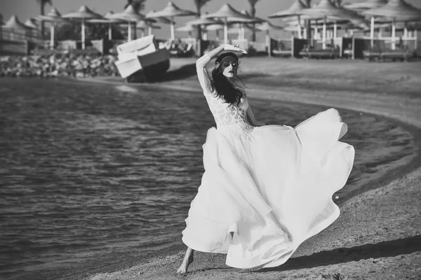 Sposa nella soleggiata giornata estiva sul mare — Foto Stock