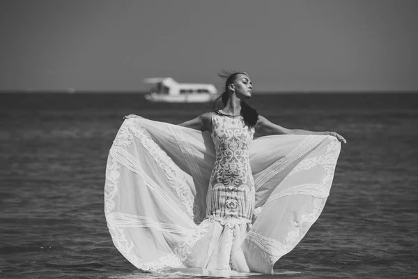 Ragazza sposa posa in abito da sposa con nave in mare — Foto Stock