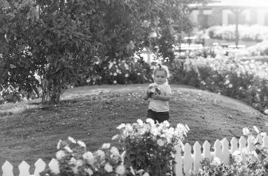 Yeşil çimenlerin üzerinde top oynamaktan şirin mutlu bebek çocuk