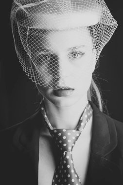 Bayan siyah arka plan üzerine poz